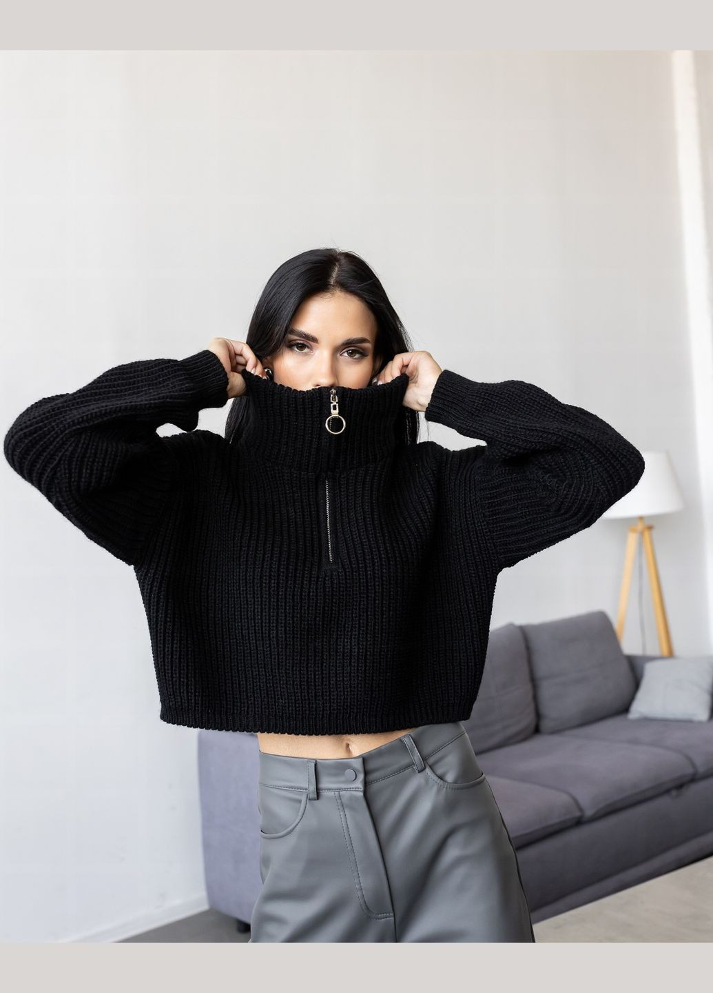 Чорний демісезонний светр Larionoff