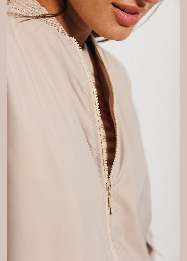 Удлиненная женская ветровка светло-бежевая с карманом на рукаве Arjen (289842259}