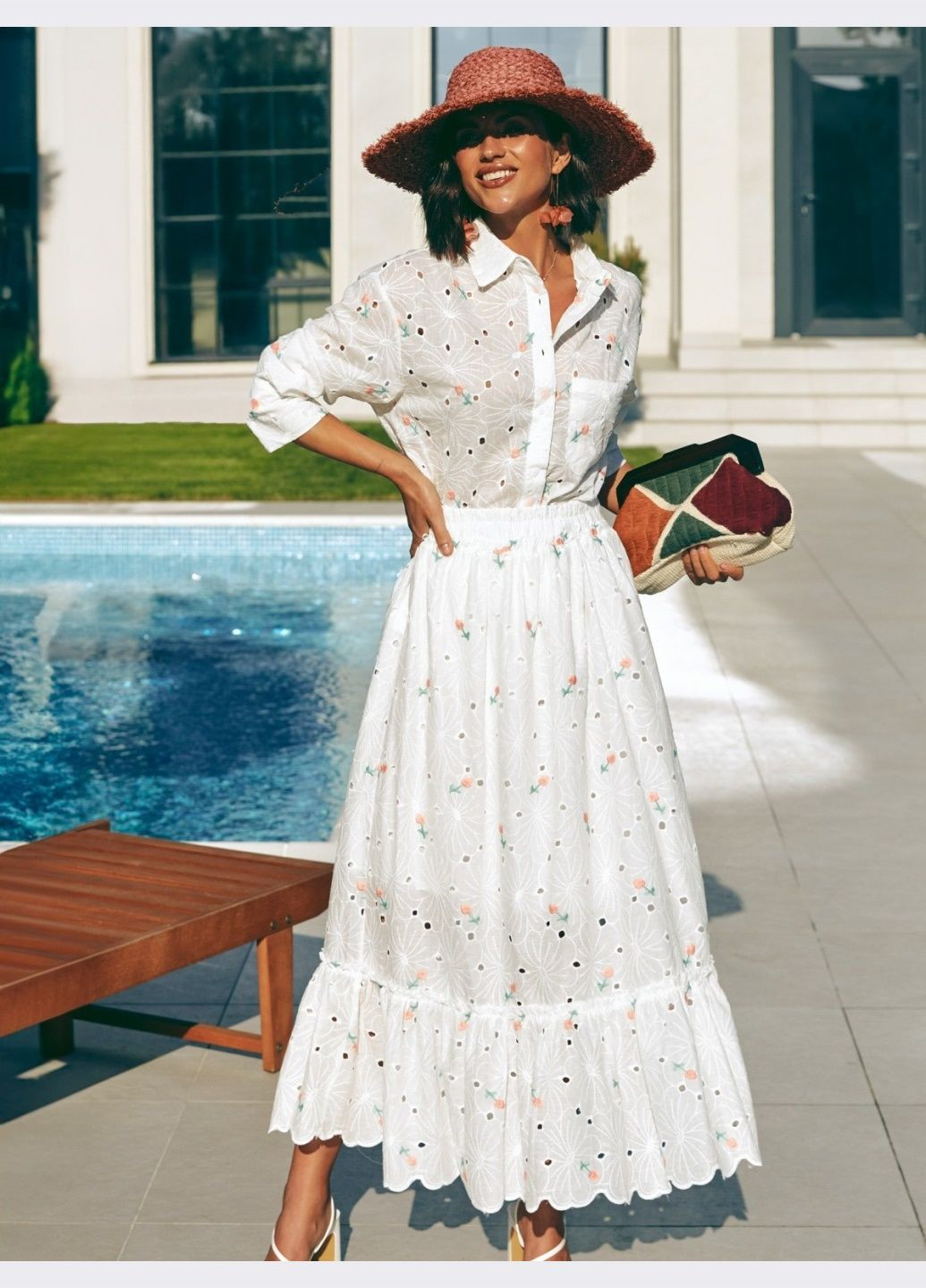 белый костюм с розовой цветочной вышивкой Dressa (336387699)