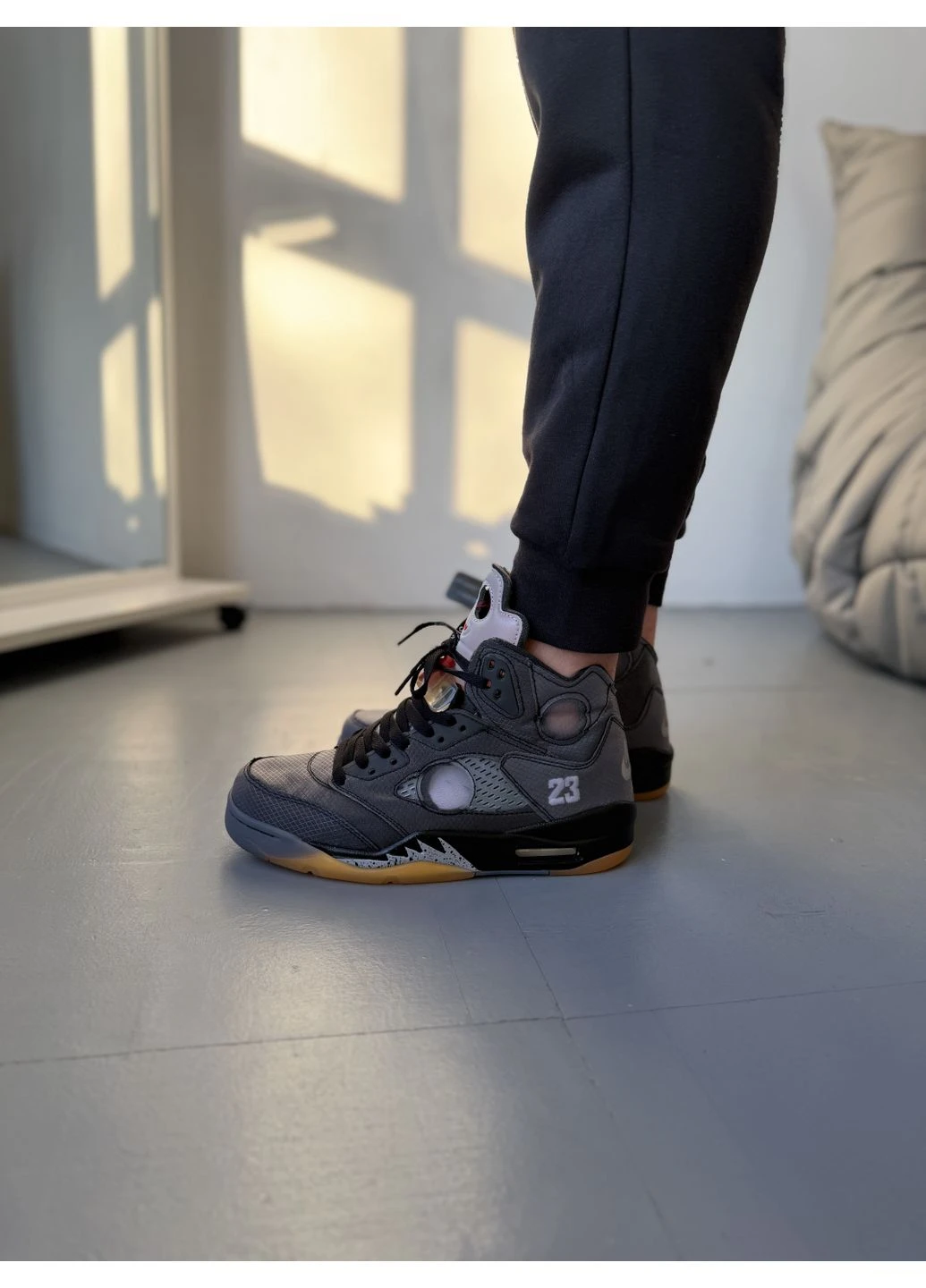 Белые демисезонные кроссовки мужские nike 5 retro muslin найк аир ретро белые No Brand