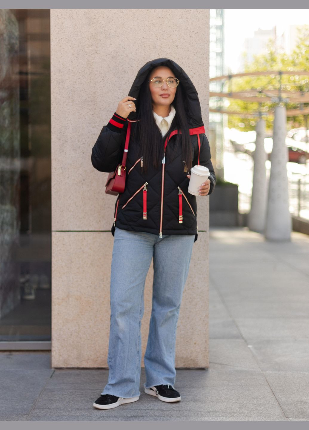 Черная зимняя зимняя женская короткая куртка черная с молочным 122252 Svidni