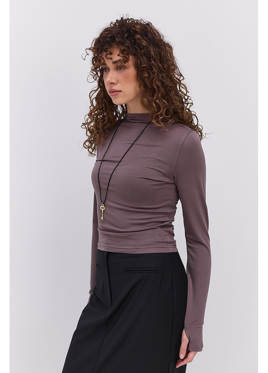 Жіночий лонгслів шоколадний з вирізом для пальця на рукавах Arjen (370602257)