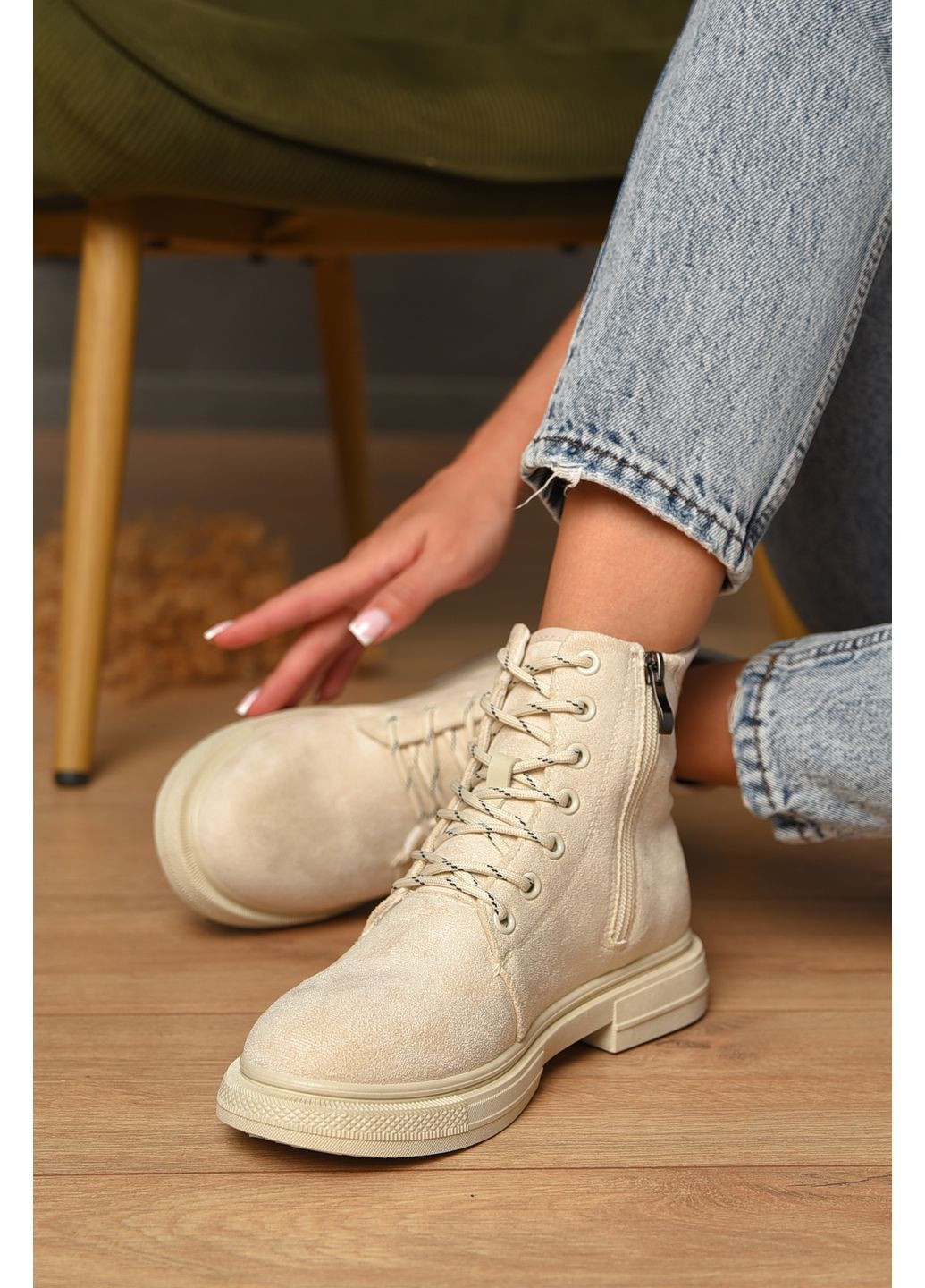 Осенние ботинки женские демисезонные светло-бежевого цвета казаки Let's Shop без декора из искусственной замши