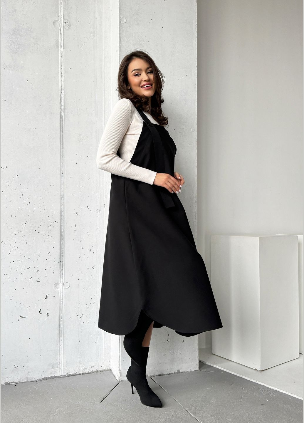 Демисезонный женский стильный сарафан свободного силуэта с вышивкой INNOE однотонный