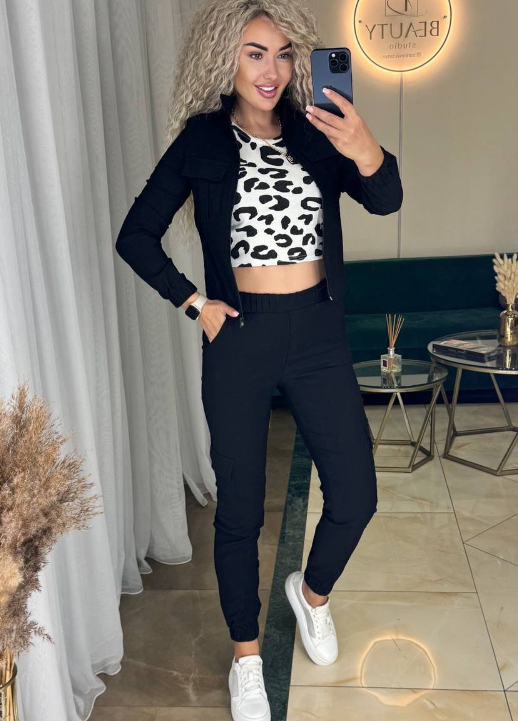 Женский костюм из джинс-бенгалина с манжетами, накладными карманами и воротником-стойкой Allthings (322644492)