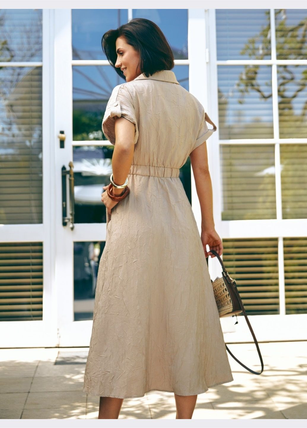 Бежевое кэжуал платье-рубашка с расклёшенной юбкой бежевое Dressa однотонное