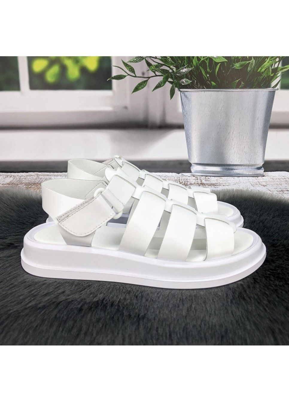 Белые босоножки женские кожаные на низком ходу AMIR на липучке