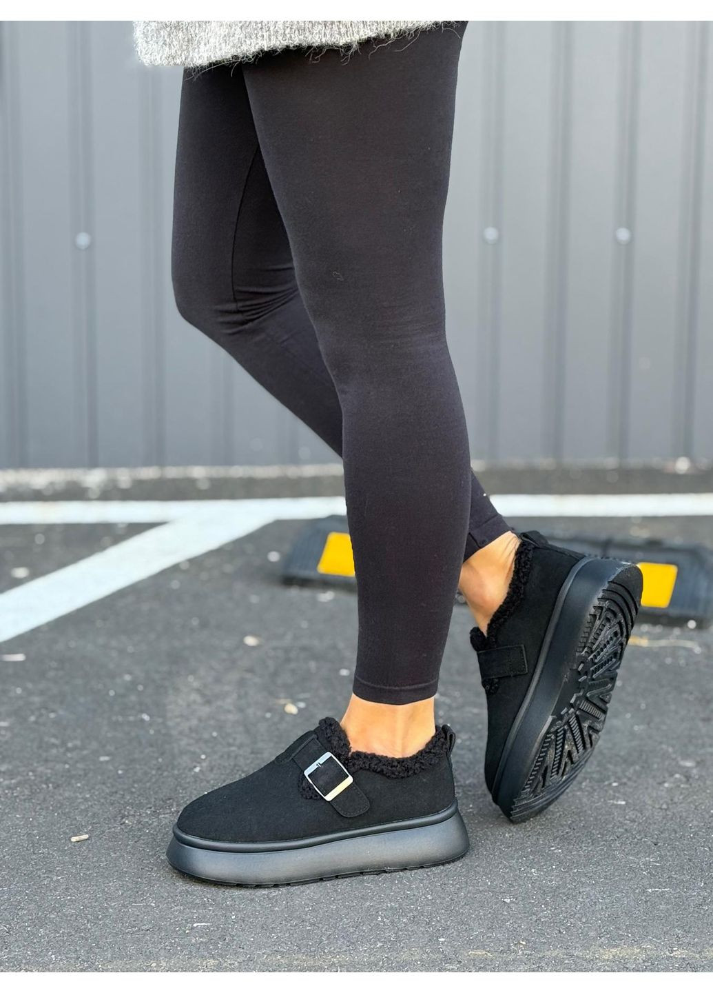 Женские черные зимние низкие угги натуральная замша на меху высокая подошва автоледи лоферы No Brand (372128308)