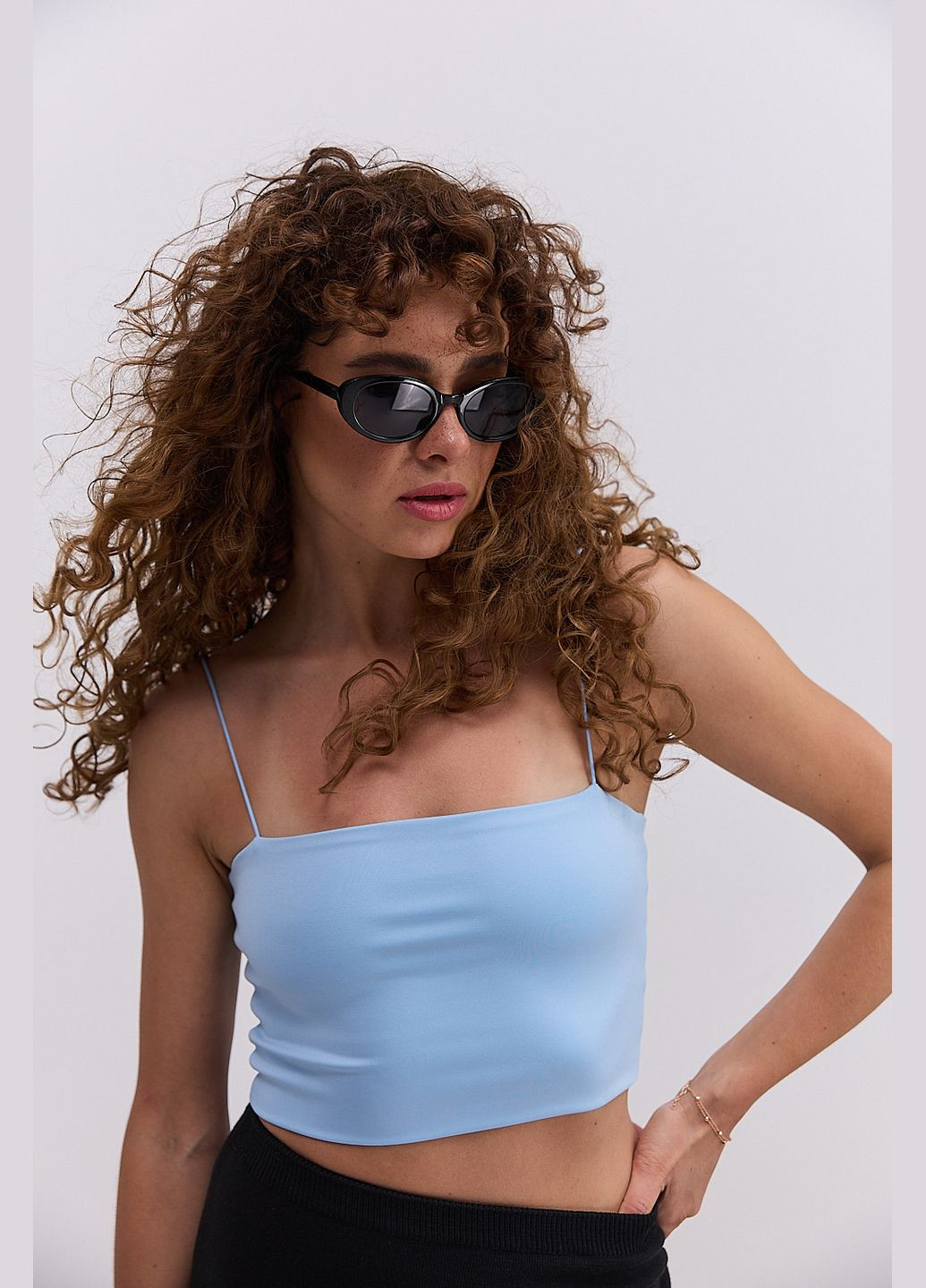 Кроп-топ белый с бретелями из резинки Arjen — 340917457