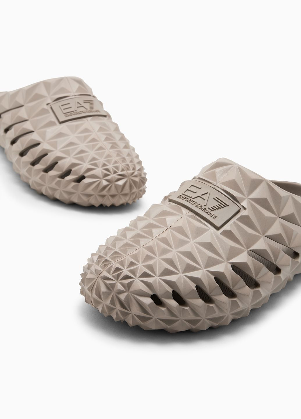 Бежевые шлепанцы Emporio Armani