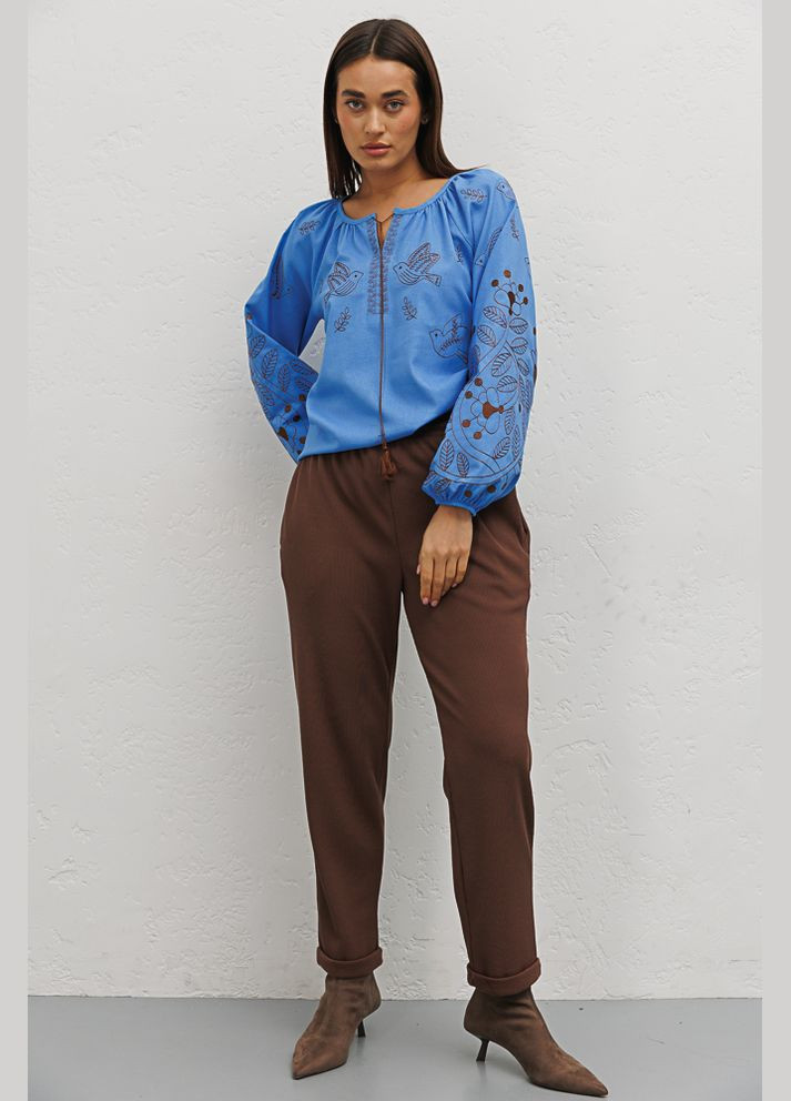 Голубая женская вышиванка молочная с коричневыми цветами и птичками гладью Arjen лен (294907577)