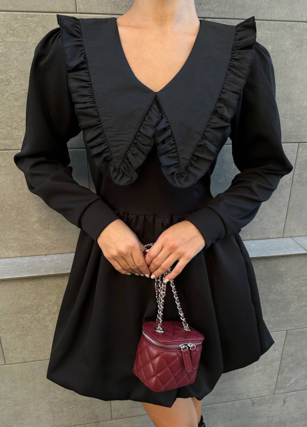 Чорна кежуал приталена міні сукня балон з довгими рукавами та відкладним коміром прикрашений рюшами балон Україна однотонна