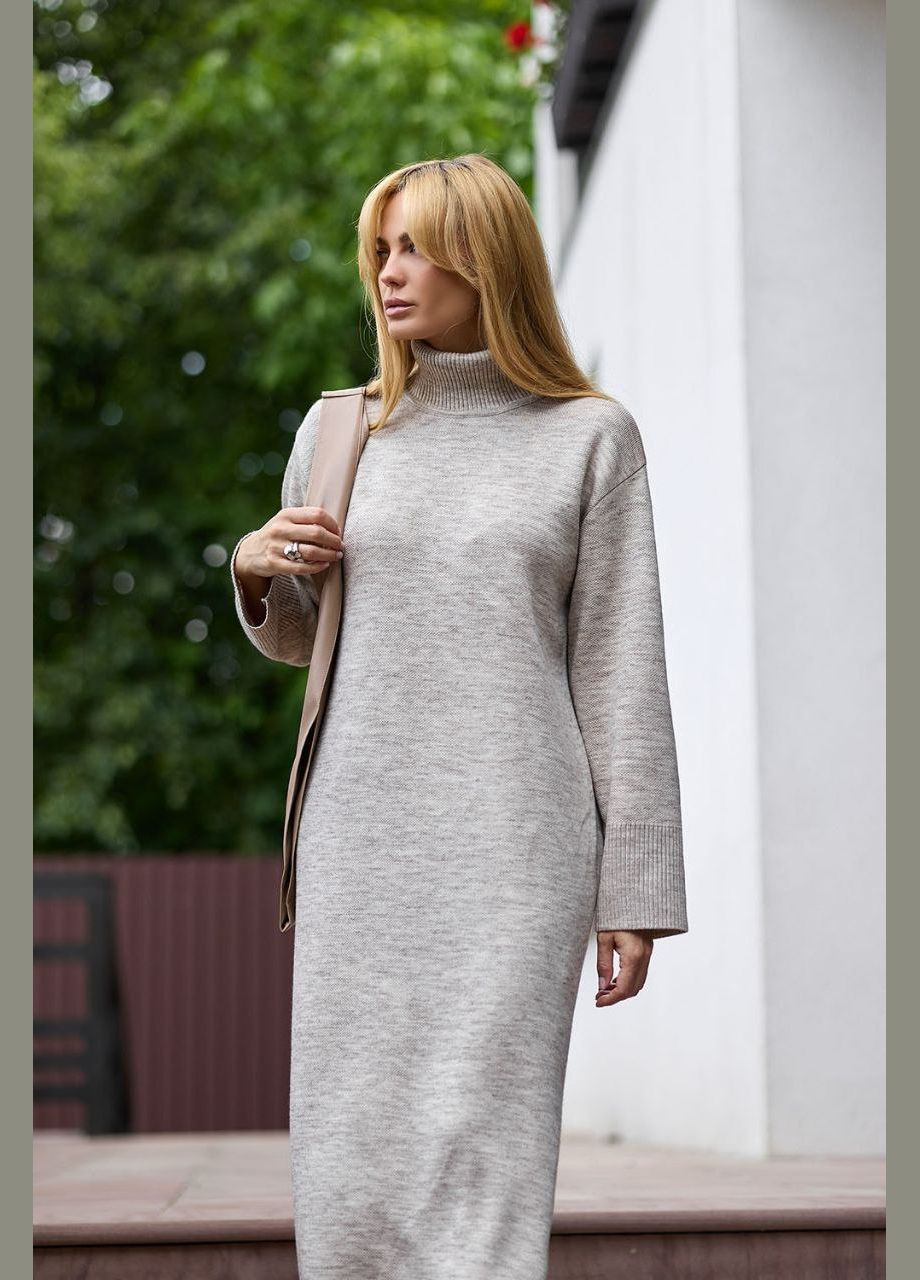 Серо-бежевое платье меди из полушерстяной пряжи Triko Bakh однотонное
