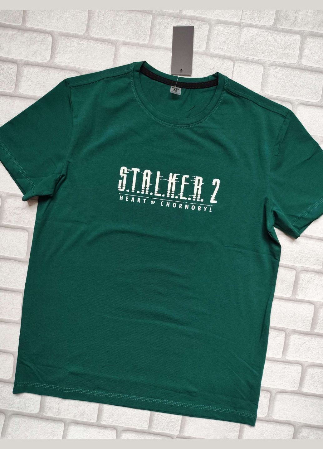 Изумрудная мужская футболка трикотаж сталкер изумрудная рисунок светится в темноте спортивная размер м с коротким рукавом FERO
