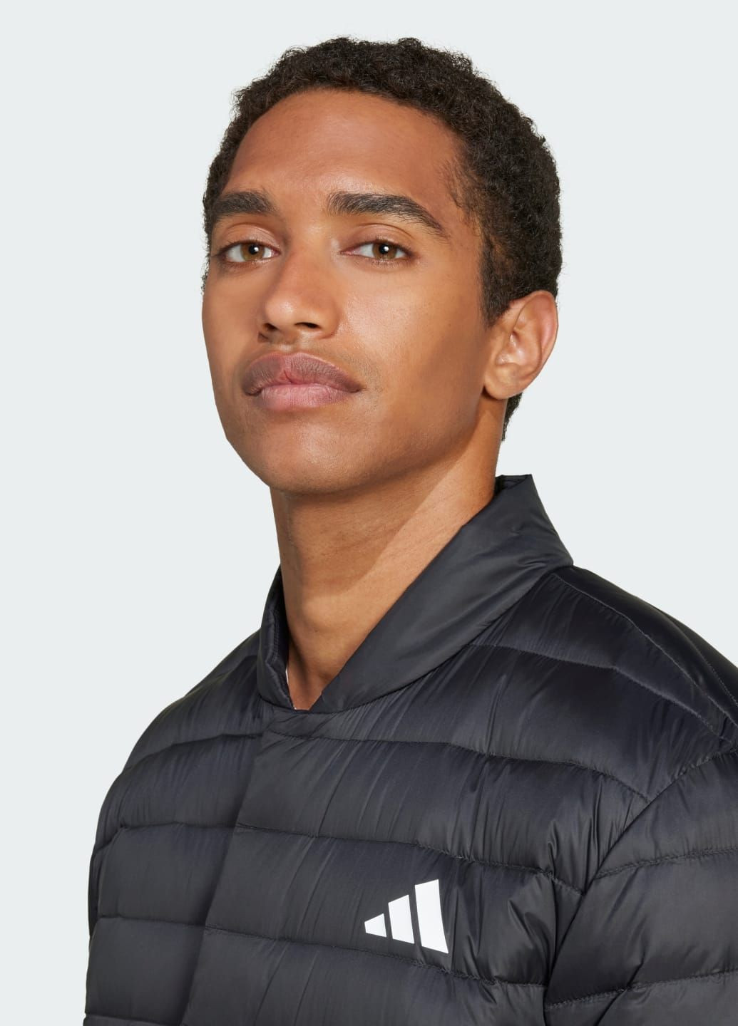 Черная демисезонная куртка helionic light down adidas