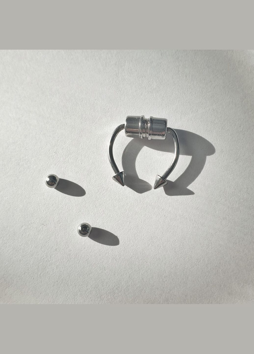 Сріблястий септум обманка на магніті кліпса в ніс стильний кежуал септум-обманка з різними кінцівками унісекс носове колечко No Brand (335063906)