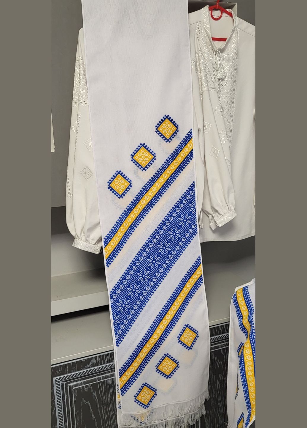 Вишитий довгий (340*2950) рушник ручної роботи у синьо-жовтих кольорах Hand Made українська символіка білий