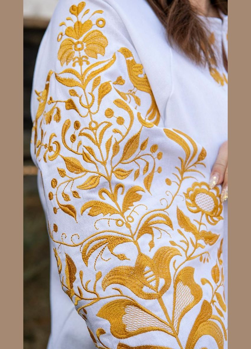 Біла жіноча вишиванка «сімейне дерево» біла лляна з жовто-золотою вишивкою візерунок орнамент приталена, вільна, пряма льон (333616101)