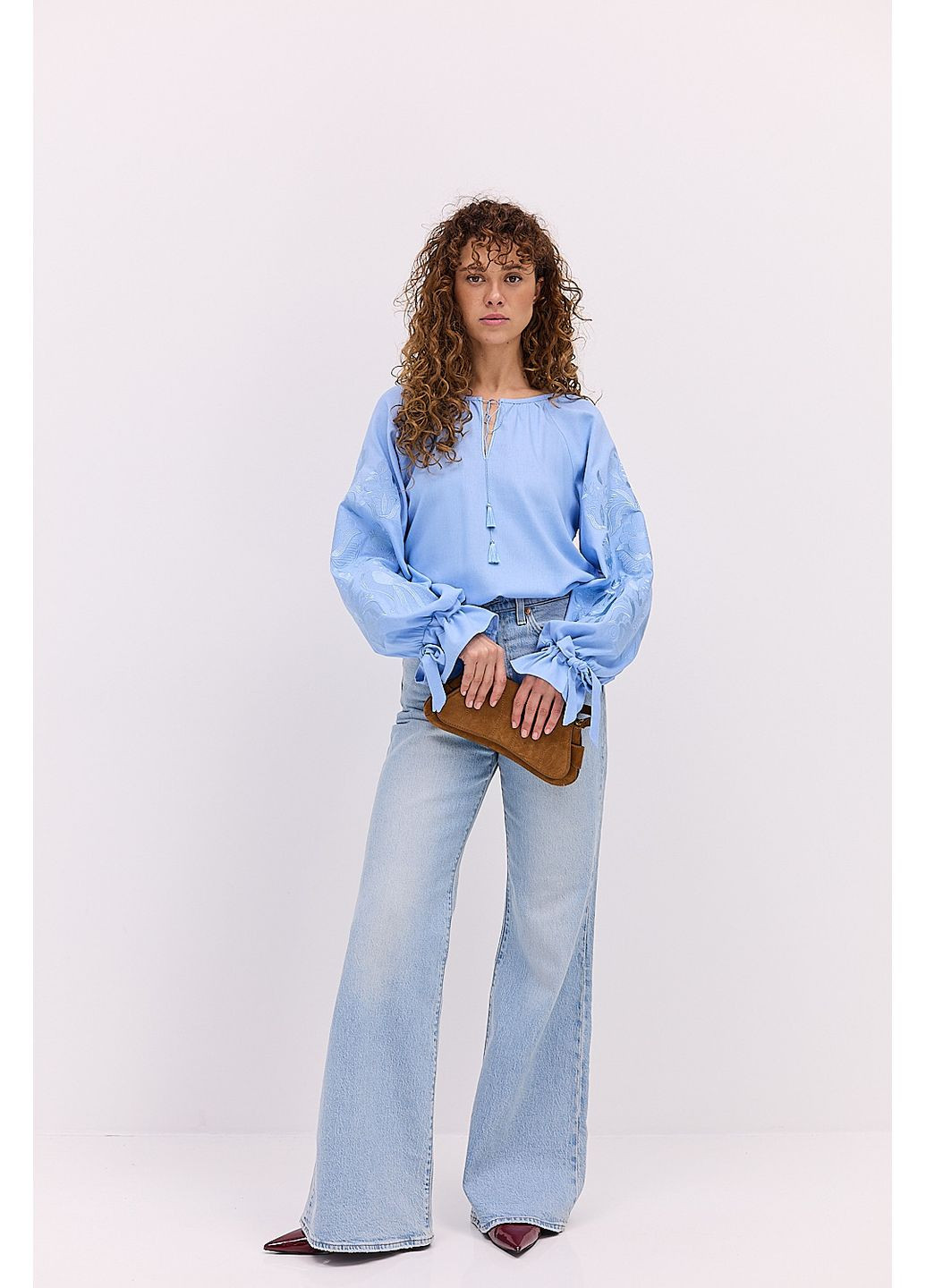 Голубая женская вышиванка с деревом жизни гладью Arjen (358908357)