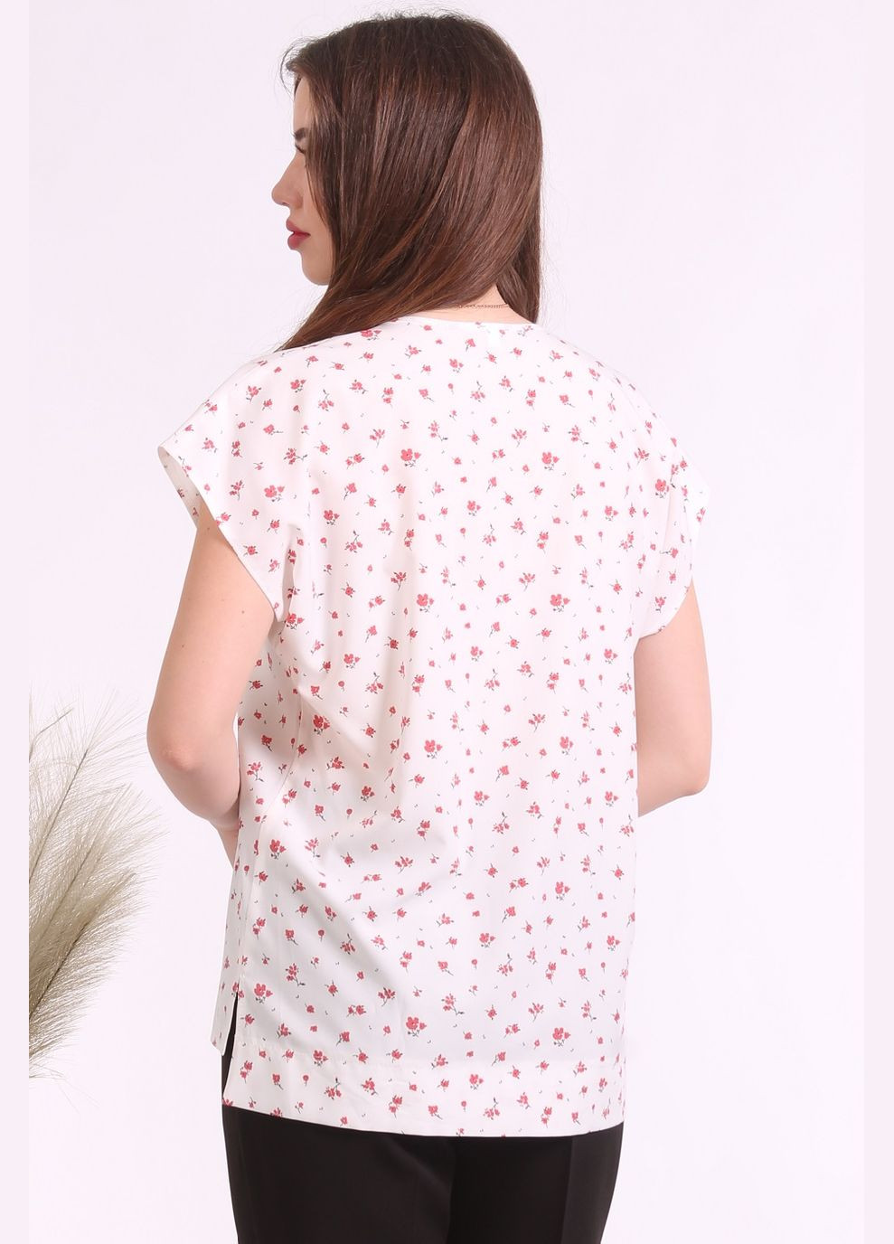 Молочная блузка женская 0071 цветы красный софт молочная Актуаль
