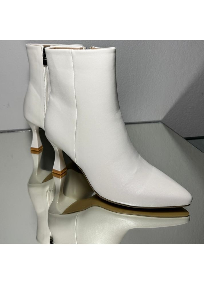 Белые демисезонная свадебные ботильоны, сапожки в коже с ремешком жемчуга 7,5см, цвет белый, зим-0003-2-35-22,5см. No Brand