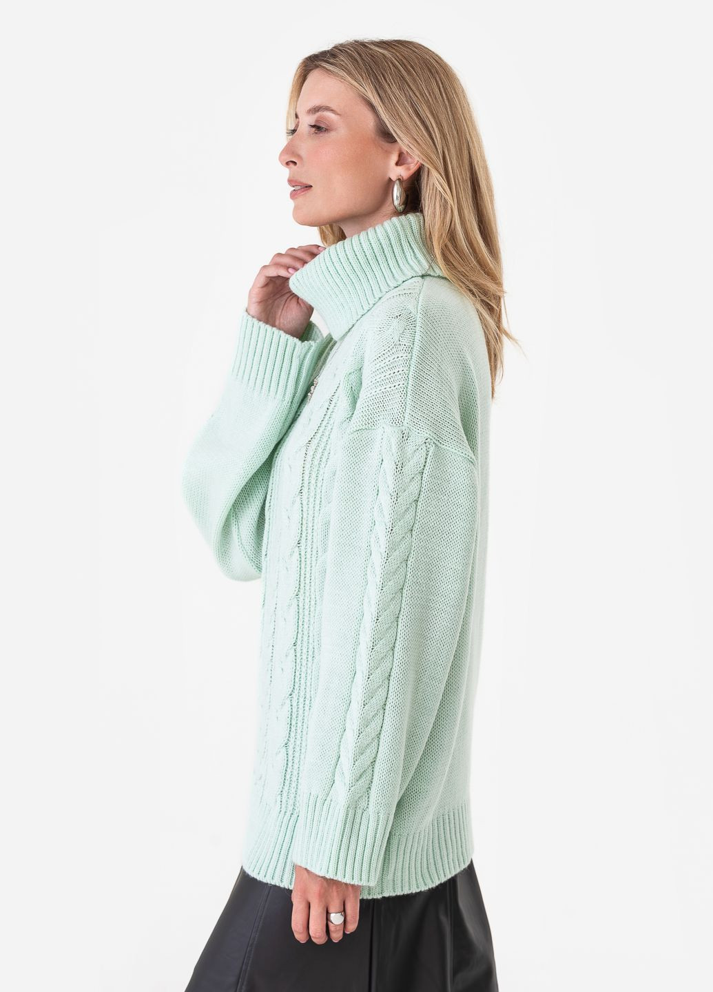 Мятный женский свитер крупной вязки «косами» и воротником-гольф. SVTR