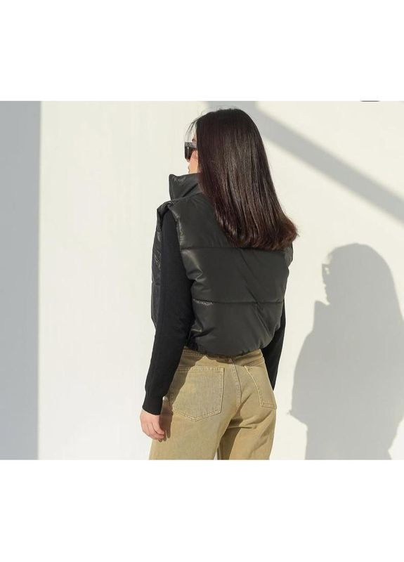 Жилетка женская черный укроп с пухом под экокожи, Размер одежды XS-S, Цвет Черный Irenmodels (360884191)