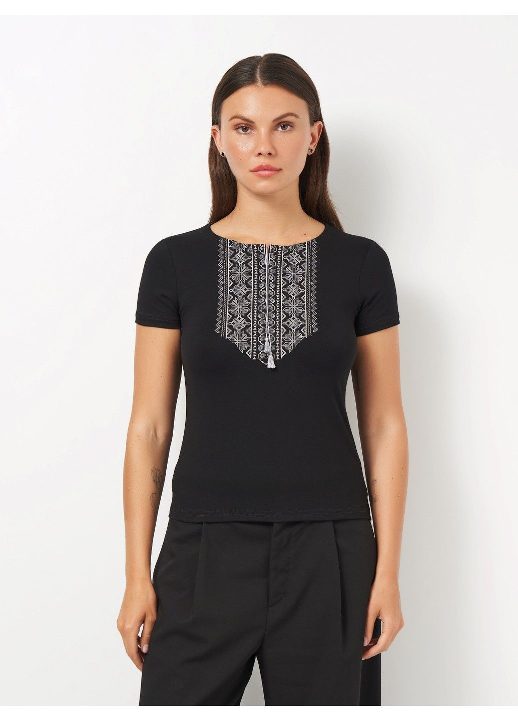 Чёрная женская вышитая футболка мережка серая, черная Lesia (336547088)