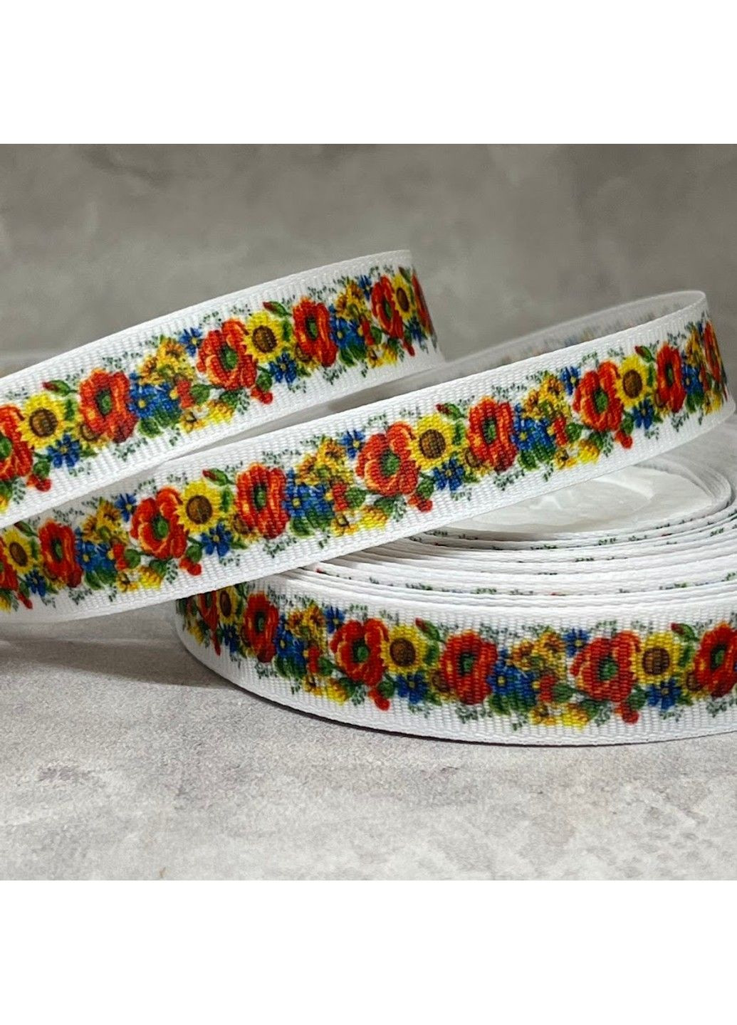 Репсовая лента 1,5 см - Украинская тематика - Цветы - Желтые Подсолнухи - Мак - Васильки (на белом), метр No Brand (305589279)