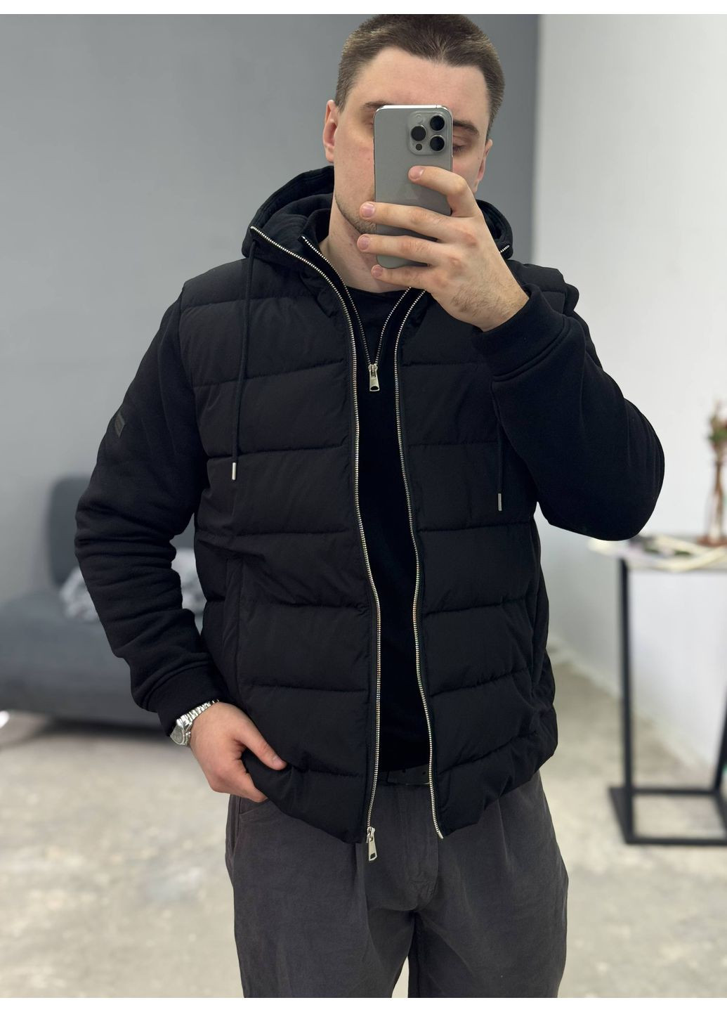 Чорна демісезонна куртка з трикотажними рукавами та капюшоном Україна