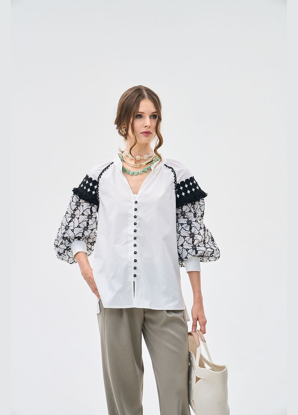 Молочна сучасна вишиванка в чорно-білому кольорі - ua54 / eu48 Iren Klairie