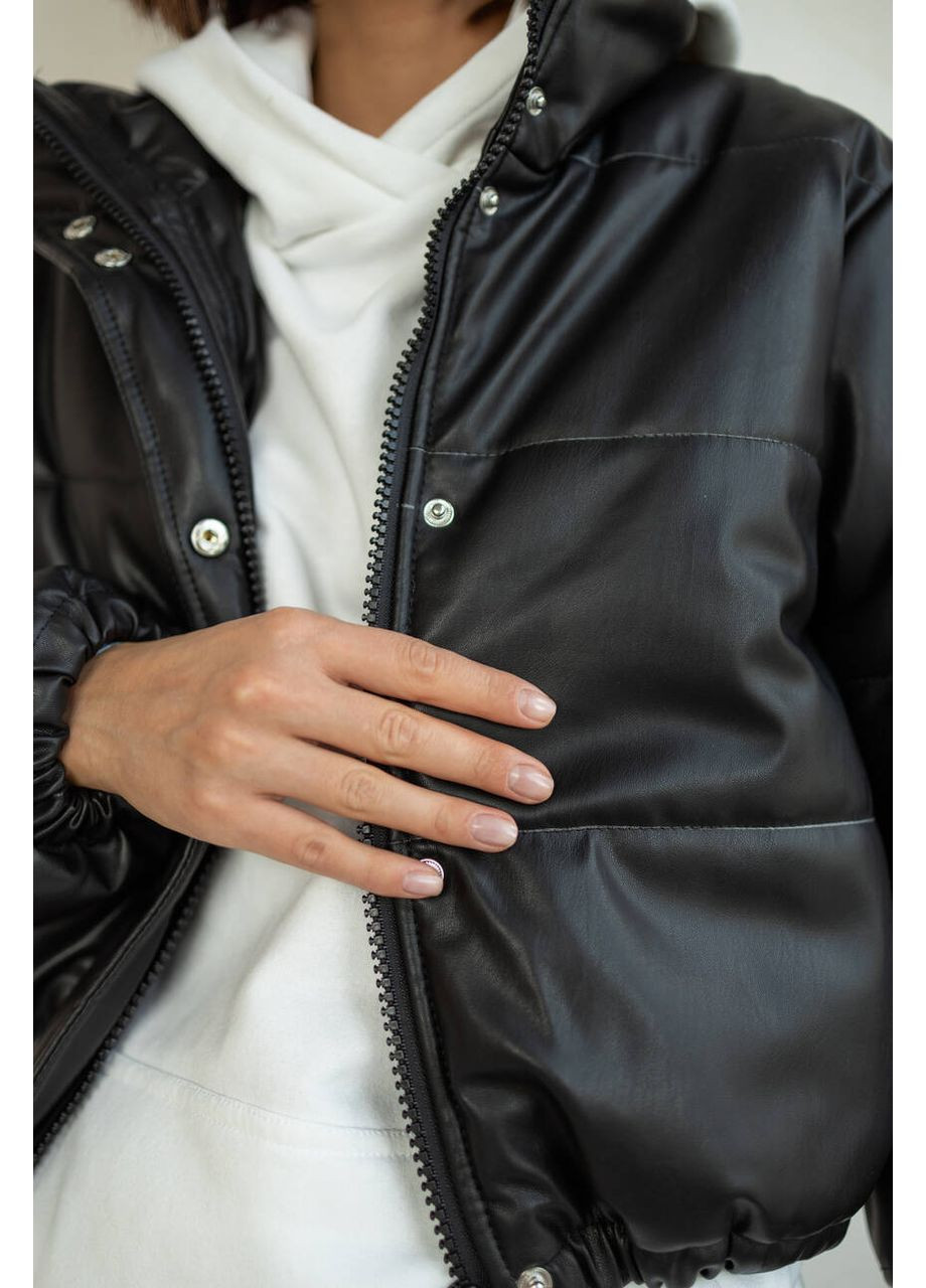 Черная демисезонная женская укороченная «дутая» куртка – бомбер bomb из экокожи (mil353) milirud