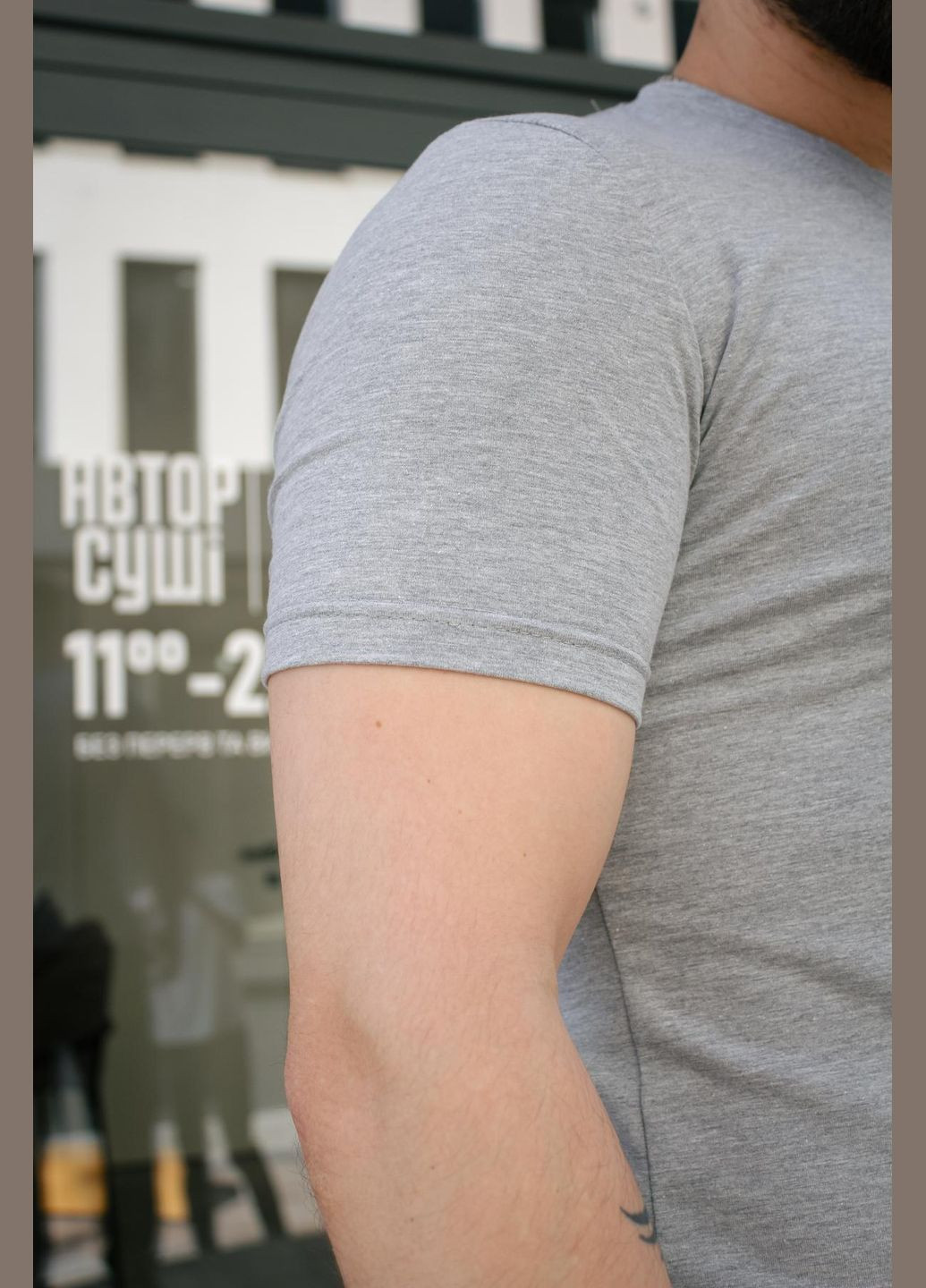 Серая футболка мужская с вышивкой "тризуб" серый меланж с коротким рукавом Intruder