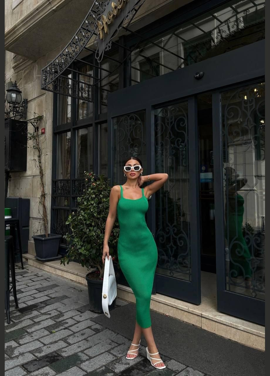 Зеленое платье на бретельках No Brand