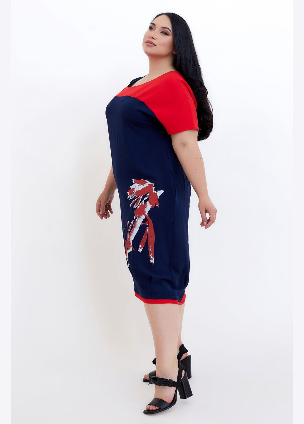 Красное повседневный летнее платье полуприлегающего силуэта на одно плечо с абстрактным рисунком all posa (ap100622p) A'll Posa