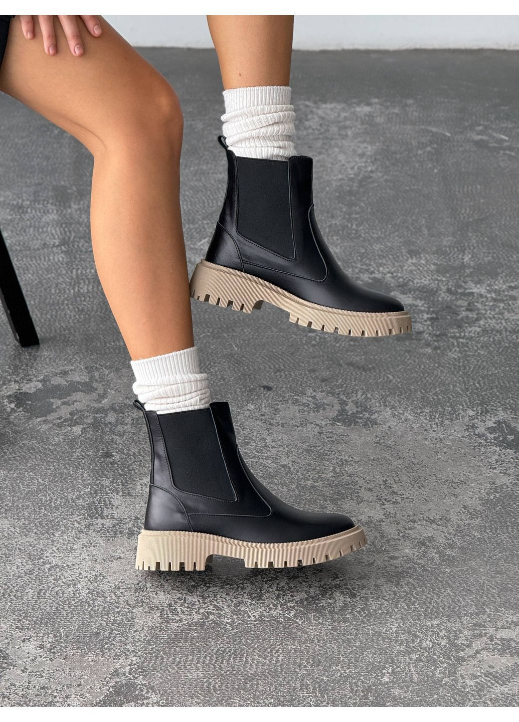 Жіночі зимові челсі з натуральної шкіри, чорні, на підошві латте, з теплим хутром No Brand (365654815)