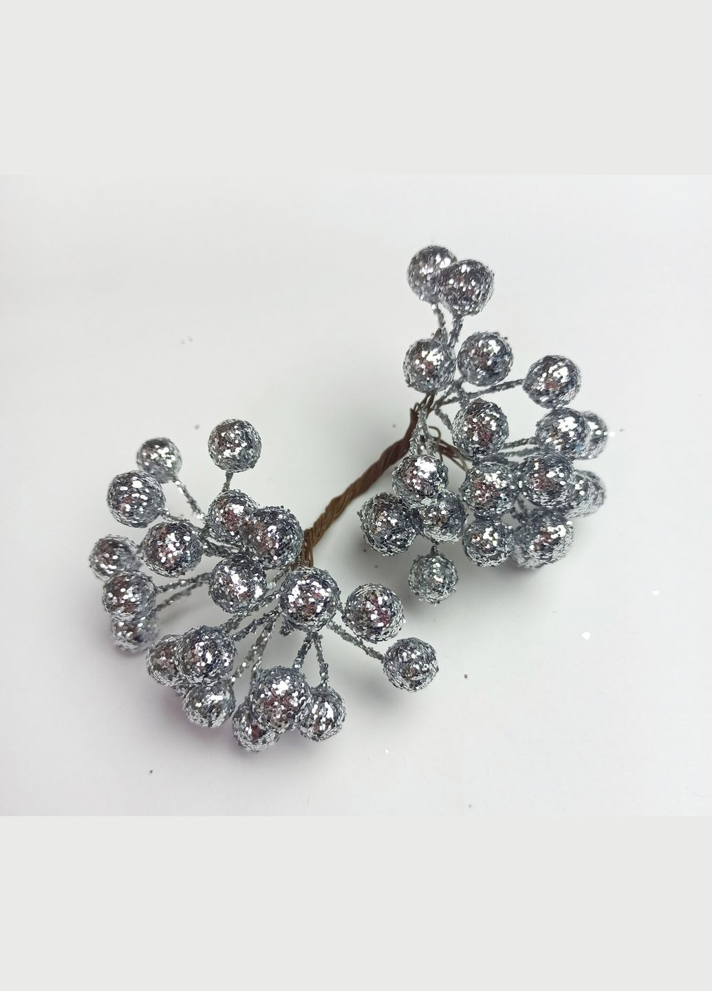 Декор новорічний Набір декоративних ягід глітерні Сріблясті 40 шт ягід 12 мм Finding (338434417)