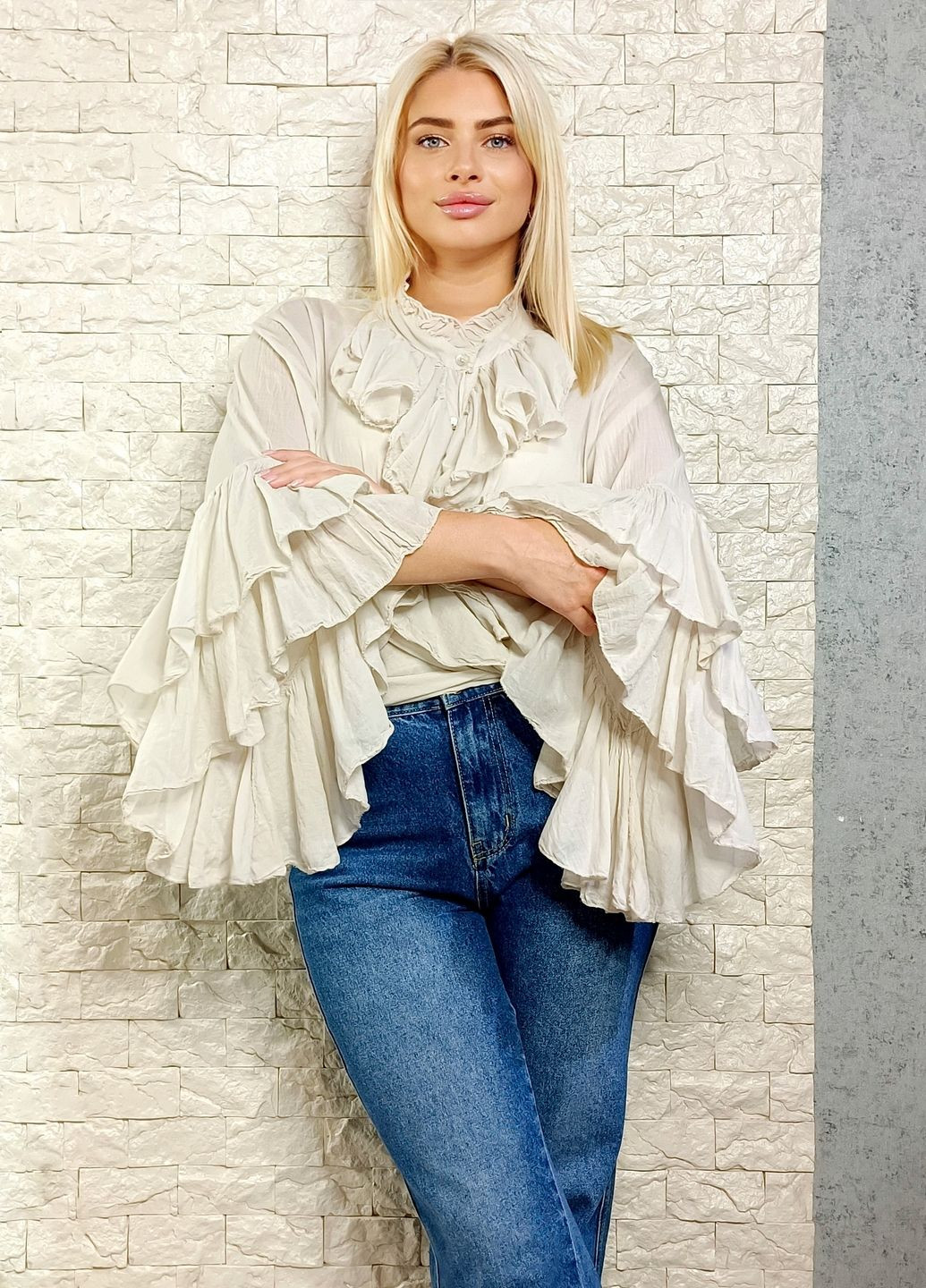 Светло-бежевая блуза Posse батистова декорована воланами