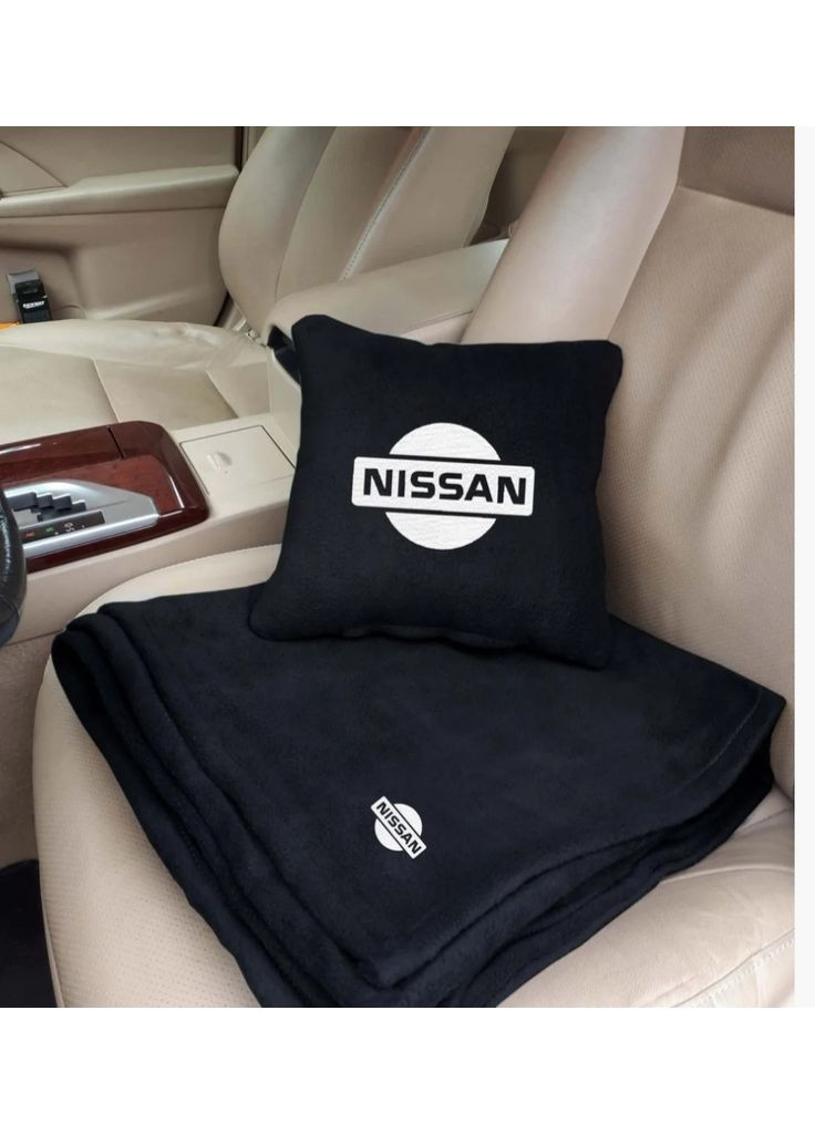 Подушка и плед в автомобиль с вышивкой логотипа "Nissan" No Brand (369717240)