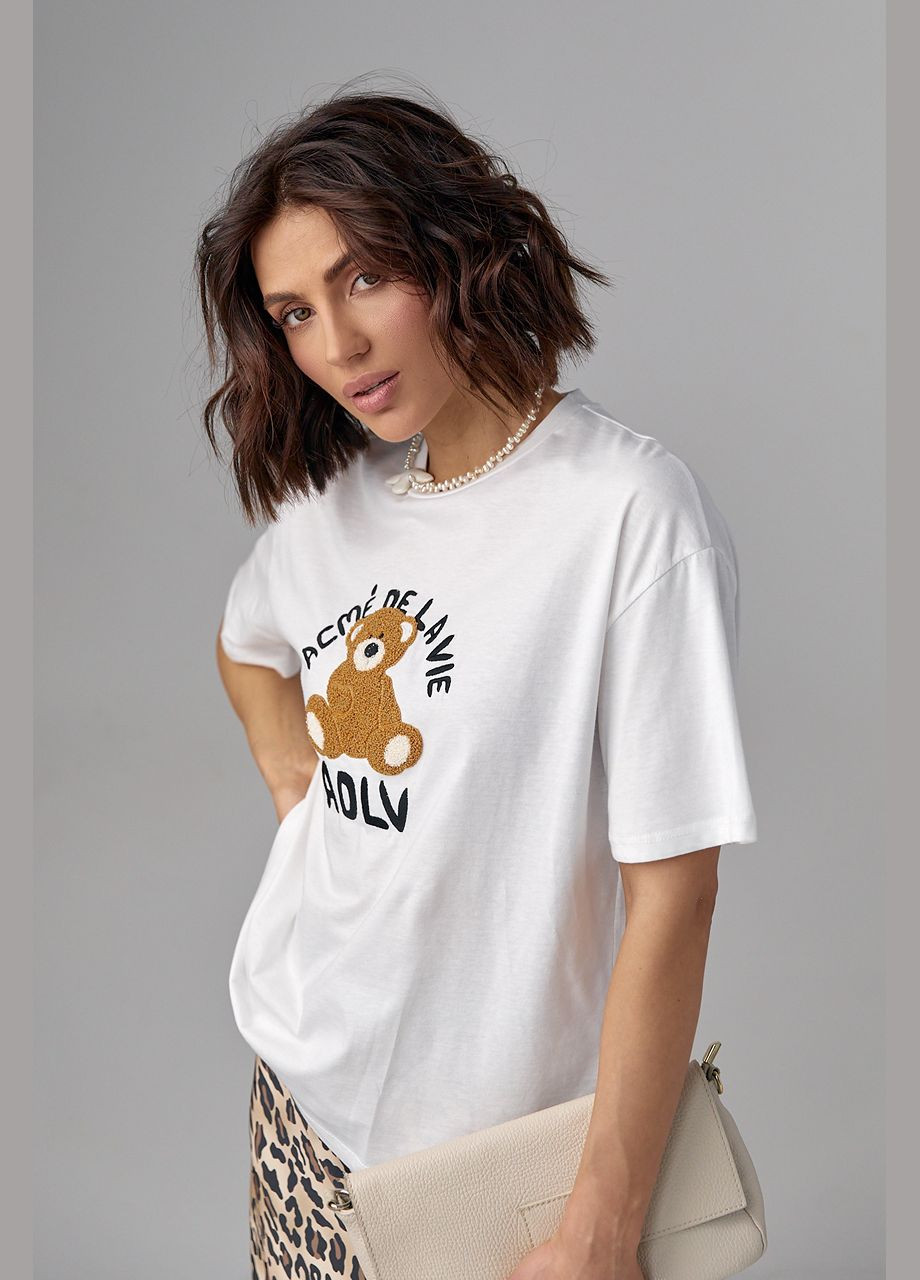 Молочная летняя трикотажная футболка с фактурным медвежонком и надписью Lurex