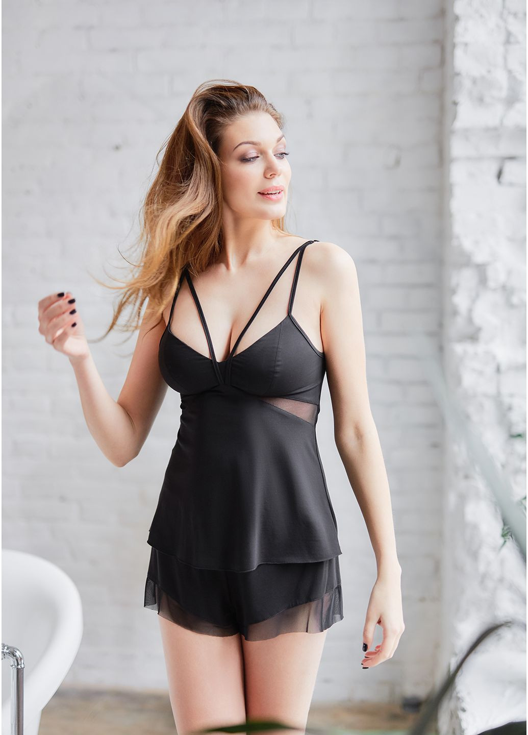 Чорна всесезон жіноча піжама з шортами, декорована сіткою, чорного кольору. майка + шорти ORA