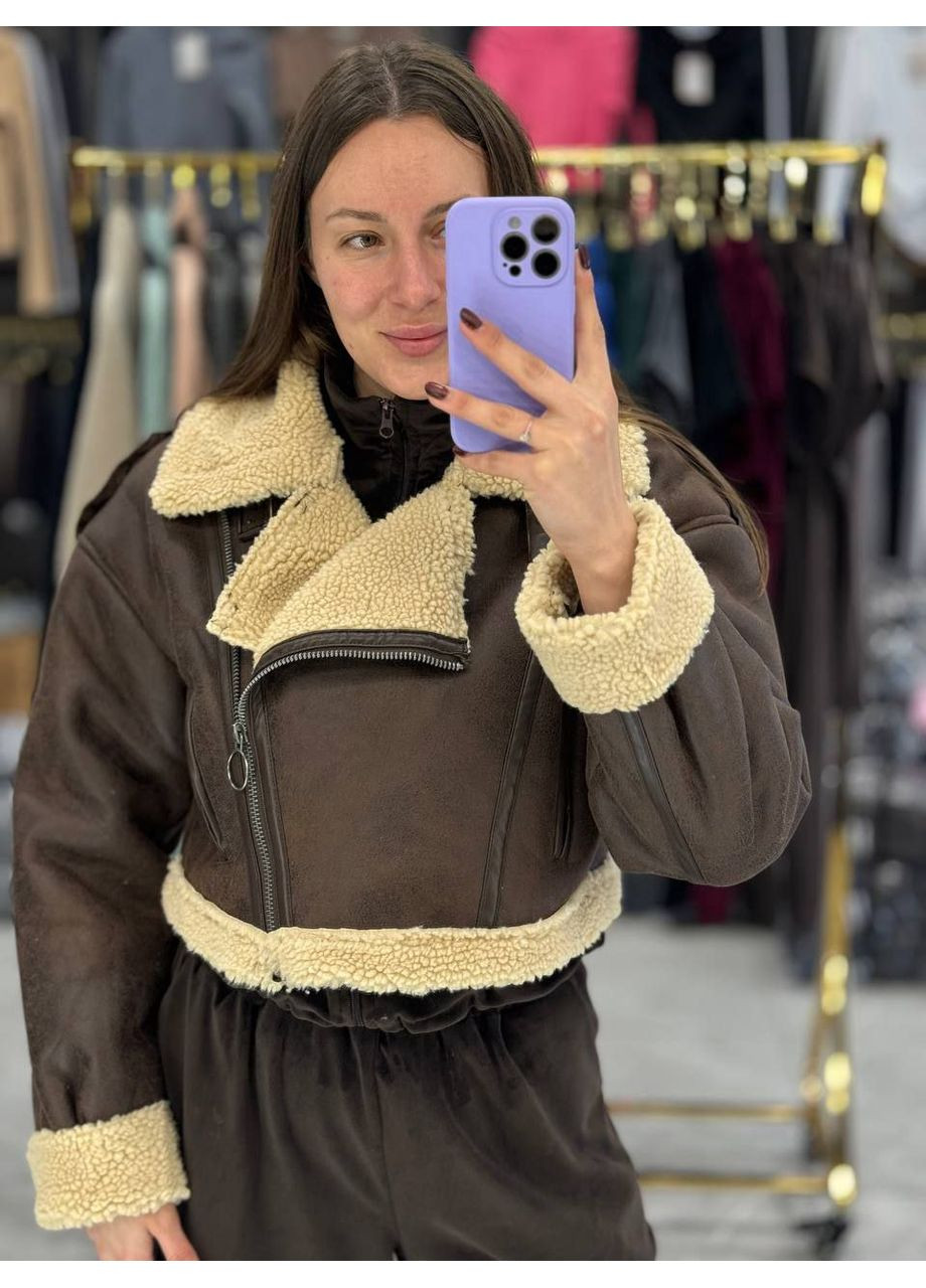 Коричневая зимняя женская укороченная дубленка коричневого цвета 36055 No Brand