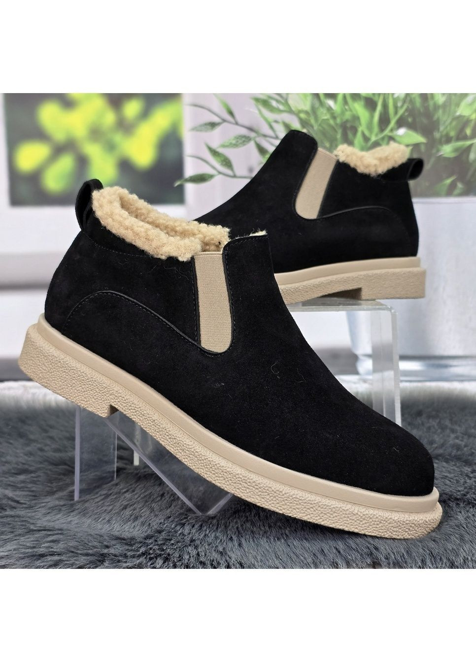 Зимние женские зимние лоферы на меху черные на бежевой подошве VIKA из натуральной замши