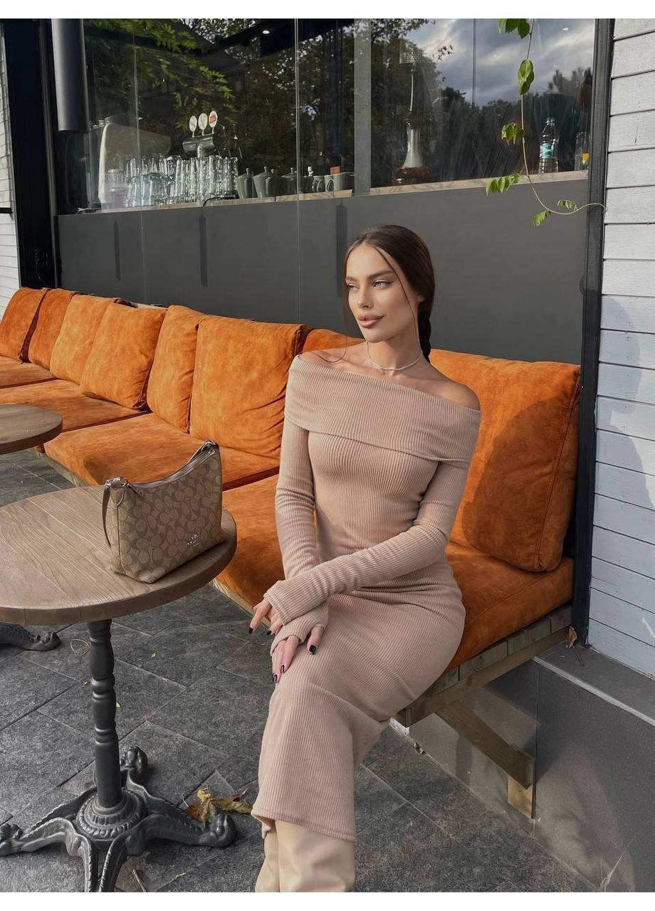 Бежевое повседневный, кэжуал женское трикотажное платье с открытыми плечами из ангоры рубчик No Brand однотонное