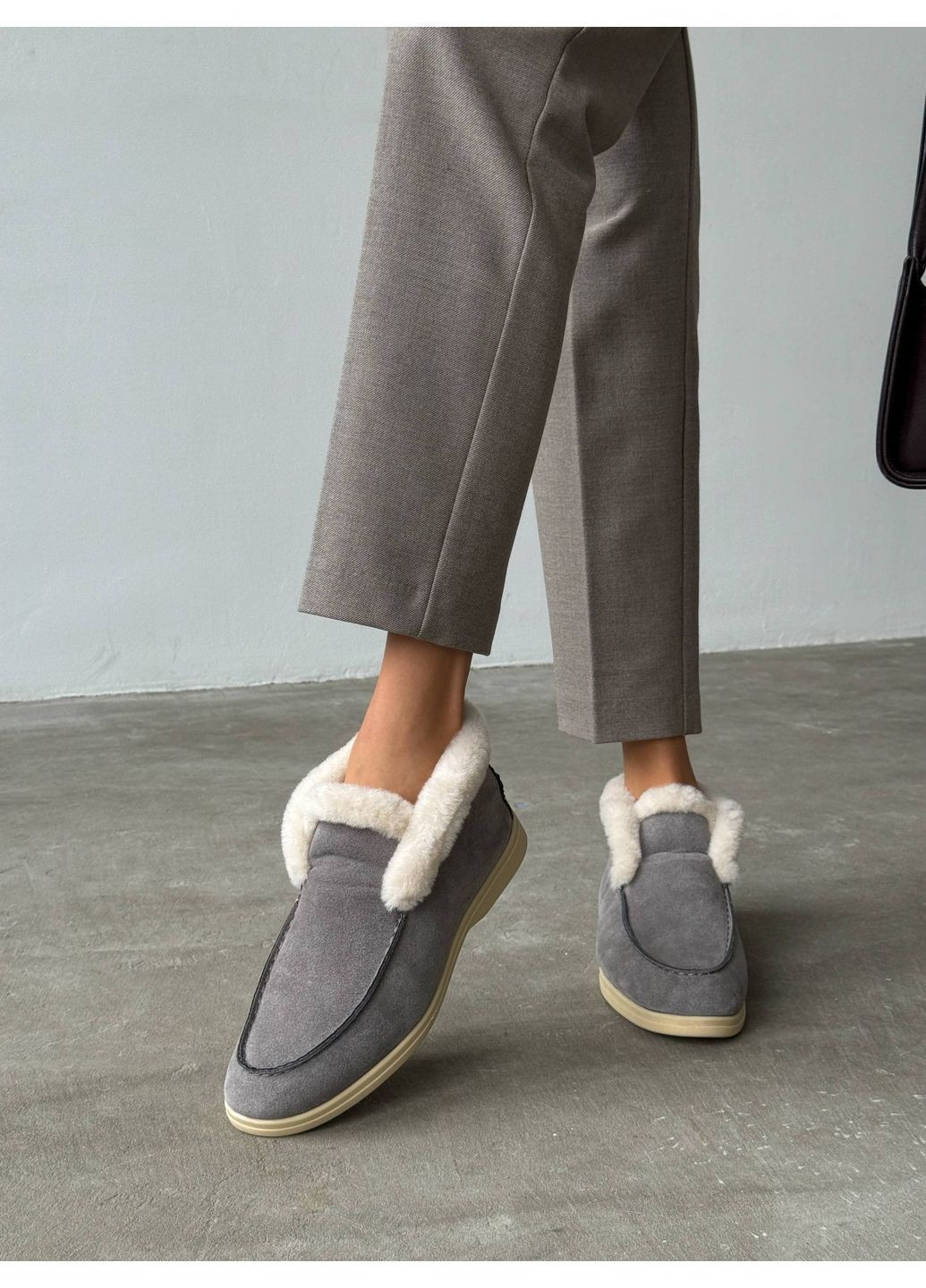 Жіночі зимові лофери з натуральної замші з хутром, сірі, на низькому ходу No Brand (365755992)