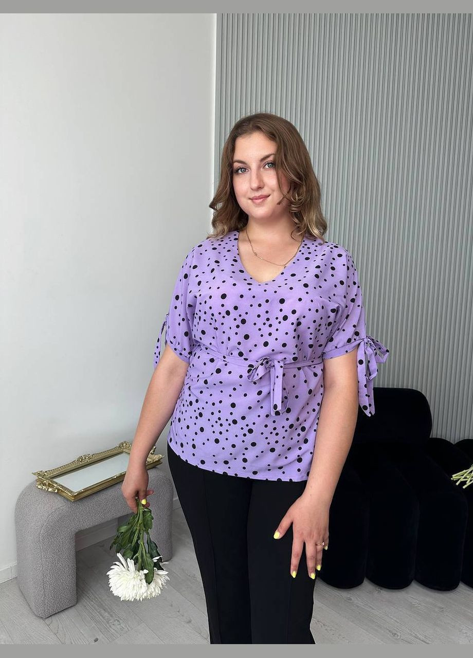 Лавандовая женская блузка с рукавами-завязками и принтом. MonCher