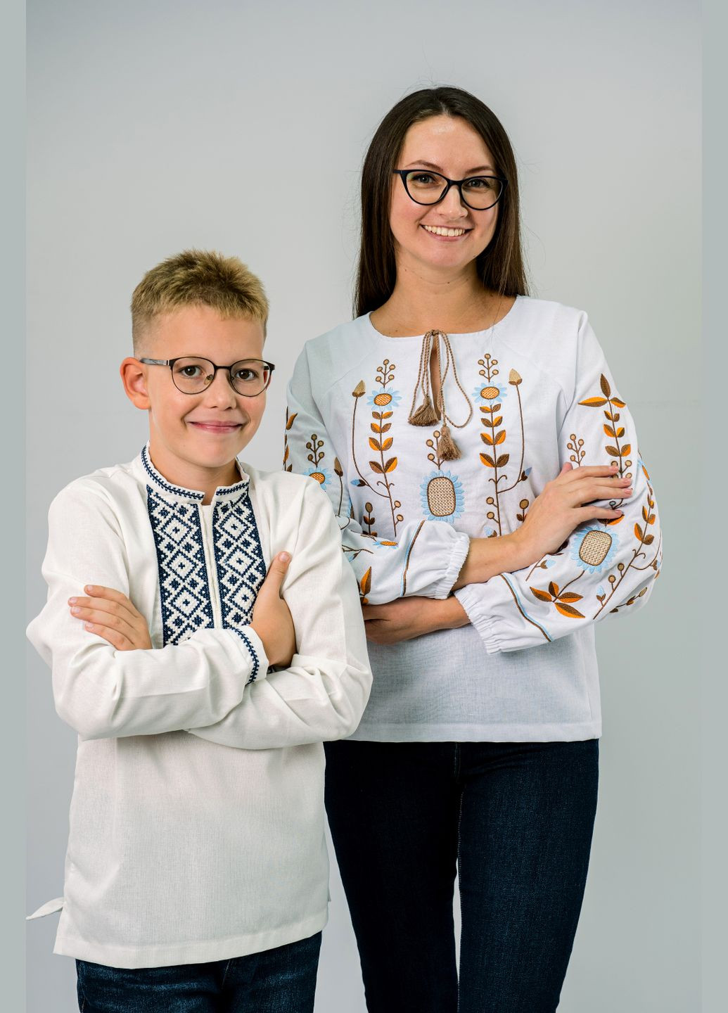 Молочная вышиванка для мальчика стильном молочном оттенке с темно-синей вышивкой узор орнамент лен (313441166)