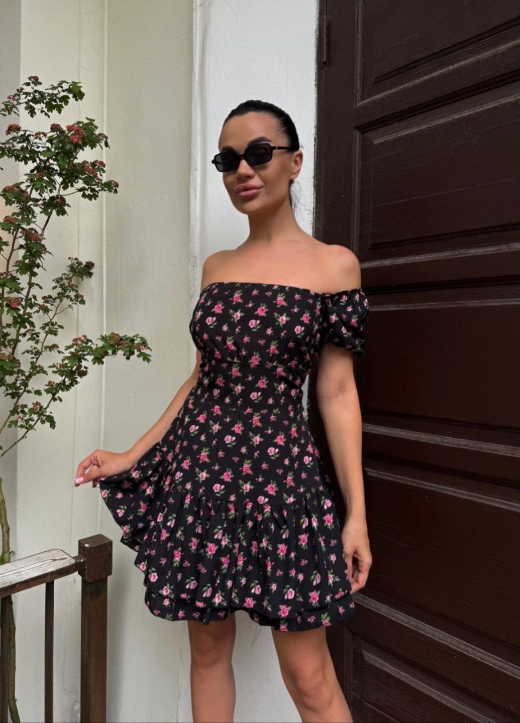 Чорна повсякденний мінісукня приталеного крою з оборкою з пишною спідницею Україна з квітковим принтом