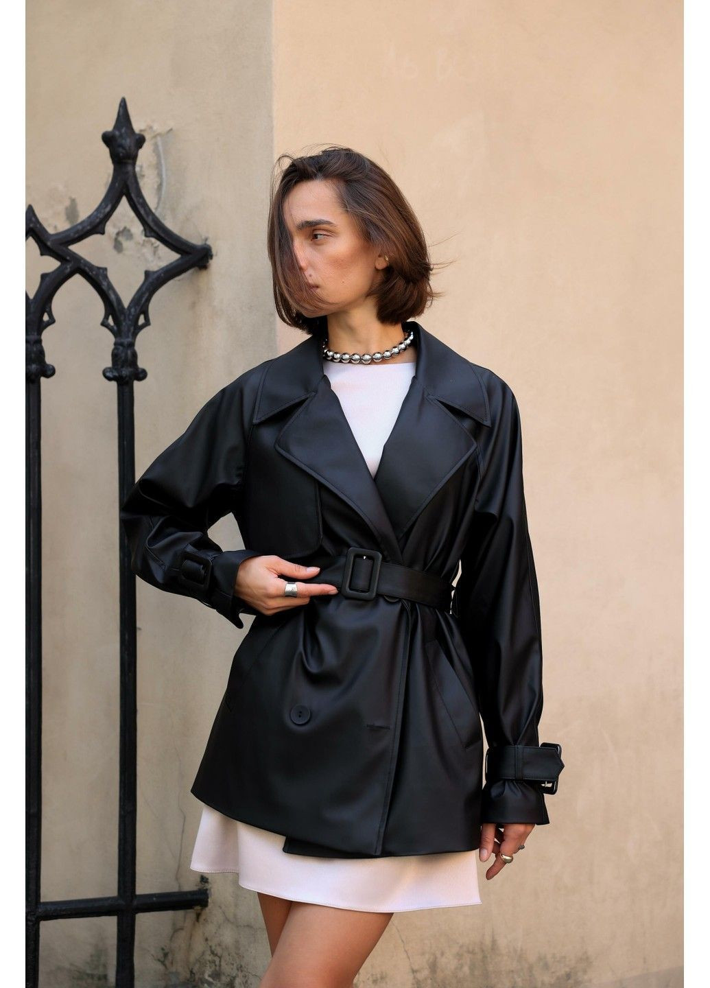 Чорна демісезонна тренч шкіряний укорочений чорний Bessa