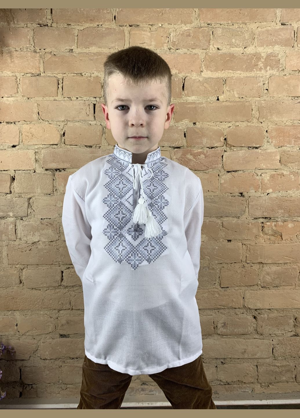 Белая детская вышиванка для мальчика праздничная серая НоКо хлопок (305695282)
